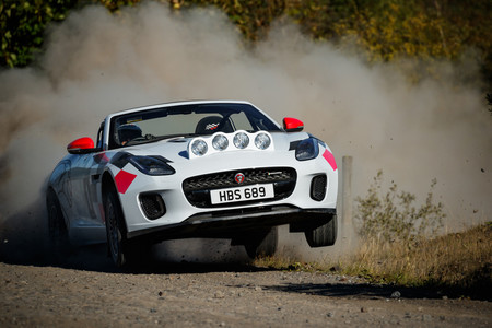 Así es el Jaguar F-Type de rally que celebra el pasado de la marca, y puedes verlo en acción en este vídeo