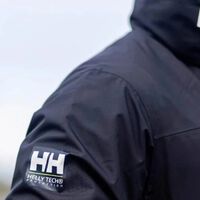 El Black Friday nos trae rebajada la chaqueta Helly Hansen que no dejaremos de ponernos y está casi a mitad de precio