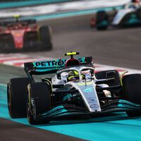 Lewis Hamilton acaba el año sin ganar, detrás de George Russell y con su primera avería 93 carreras después 