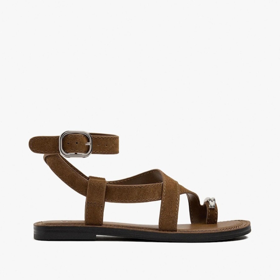 Sandalias de dedo de mujer de piel con tiras cruzadas y cierre de hebilla Camel Parfois

