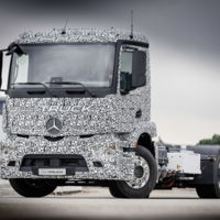Mercedes-Benz le gana Tesla creando el primer camión eléctrico, el Urban E-Truck