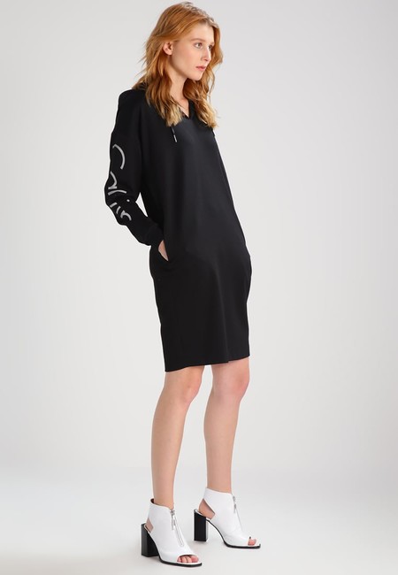 40% de descuento en Zalando en este vestido negro de Calvin Klein Jeans: se queda en 71,95 euros con envío gratis