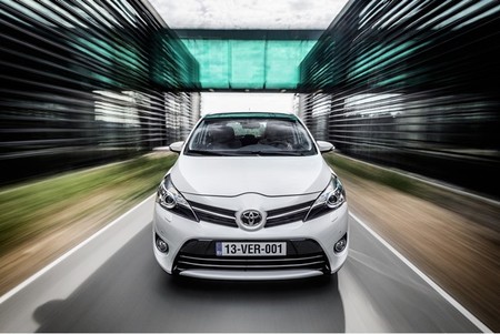 Cómo ahorrar combustible anualmente en el coche con Stop & Start de Toyota