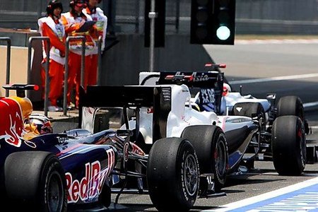De la Rosa, Kobayashi y Vettel en salida de pits para los libres del GP de China 2010