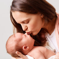 "No beses a mi bebé": el grave peligro que puede causar dar besos a los recién nacidos