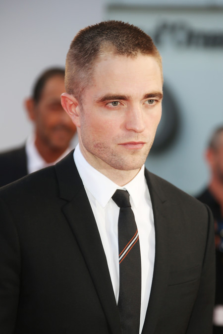 Robert Pattinson se rapa el pelo en el Festival de Deauville ¿qué te parece su cambio de look?