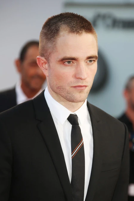 Robert Pattinson se rapa el pelo en el Festival de Deauville ¿qué te parece su cambio de look?