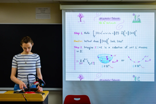 Hannah Cairo em sala de aula. créditos: reprodução