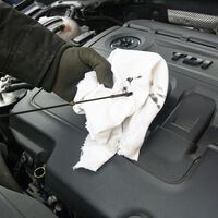 Las marcas de autos no confían en sus clientes y por eso quieren eliminar la varilla que mide el aceite: la reemplazará un sensor más caro, pero que evitará daños