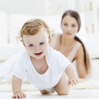 Un estudio confirma lo que imaginábamos: los bebés nacidos en pandemia hablan y saludan menos, pero gatean más 