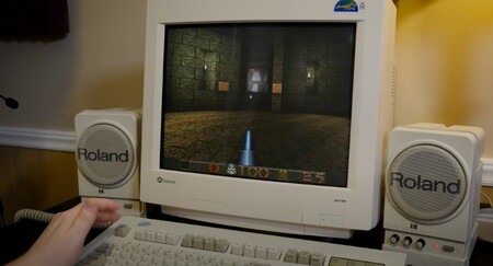 Así es como se debería jugar a la remasterización de Quake para el mayor chute de nostalgia: con un monitor CRT y dos altavoces