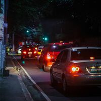 
Si alguna vez te has preguntado por qué las luces de los intermitentes en EEUU son rojas como las de freno, la respuesta es fácil: para que las marcas se ahorren dinero 