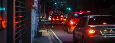 
Si alguna vez te has preguntado por qué las luces de los intermitentes en EEUU son rojas como las de freno, la respuesta es fácil: para que las marcas se ahorren dinero 