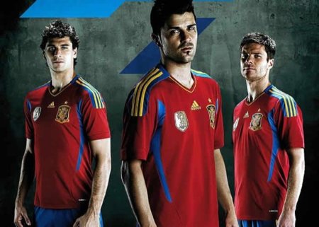 La nueva camiseta de la selección española de fútbol con Alonso, Villa y Llorente