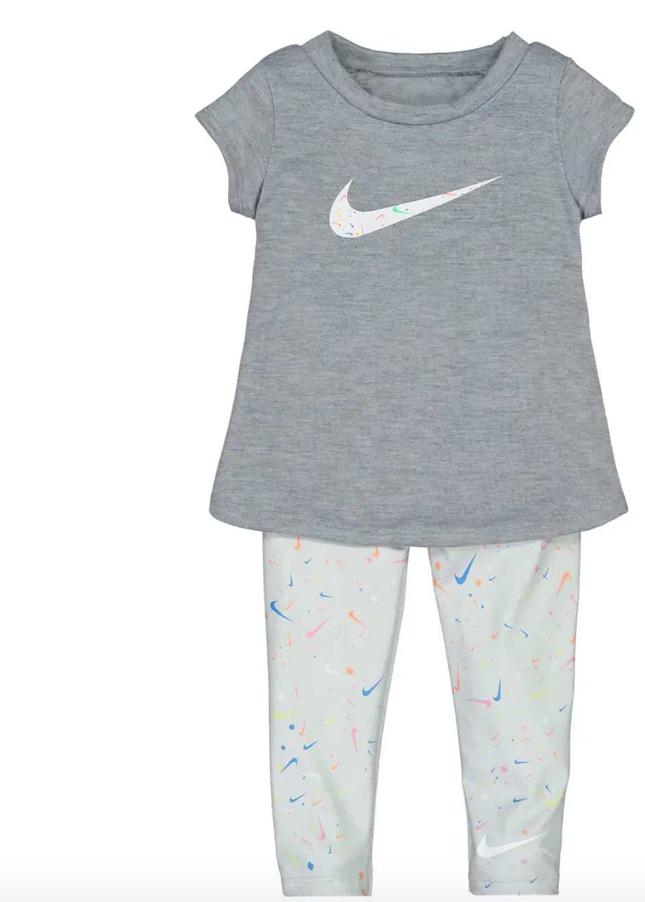 Conjunto de 2 piezas camiseta y legging de Nike