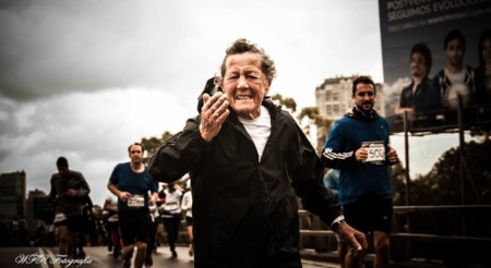 La increíble forma de vida de "La nona que corre"