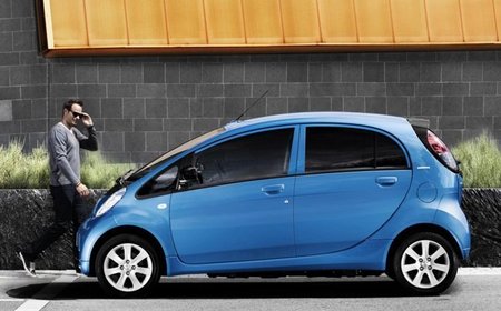 Peugeot iOn azul lateral 