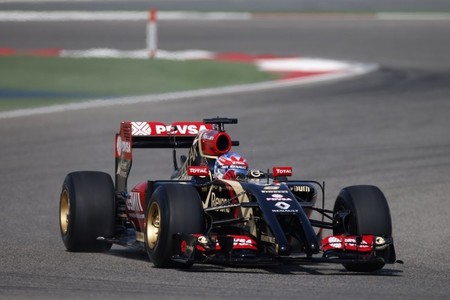 Lotus nos presenta oficialmente en pista su E22 asimétrico