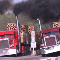 Esto es un pique entre camioneros en toda regla