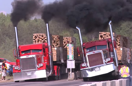 Esto es un pique entre camioneros en toda regla