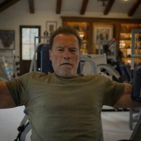 Arnold Schwarzenegger, a sus 79 años: “La mayoría de la gente complica demasiado el entrenamiento de fuerza. No necesitas 15 ejercicios ni 90 minutos, solo unos pocos movimientos que involucren todo el cuerpo”