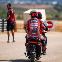 "No estoy al 100%". Pecco Bagnaia correrá tocado en Misano tras su accidente con Álex Márquez en MotorLand 