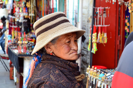 anciana-tibet