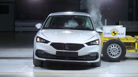 El SEAT León y el Land Rover Defender se llevan la máxima nota de Euro NCAP, que deja al Honda e sin las cinco estrellas
