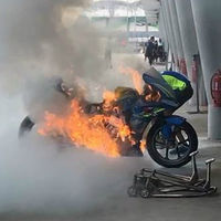 La imagen de la jornada en Sepang: La moto de Álex Rins envuelta en llamas dentro del box