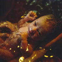 Una bebé, a punto de morir por un parto en el agua 