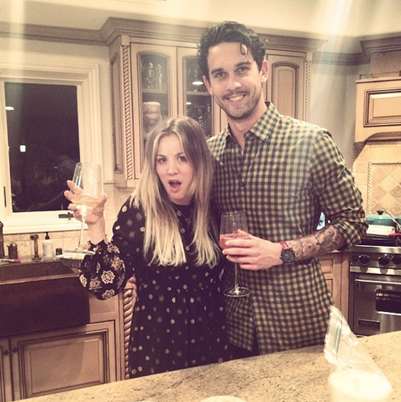 La primera navidad estando prometida no se olvida ¿verdad que sí Kaley Cuoco?
