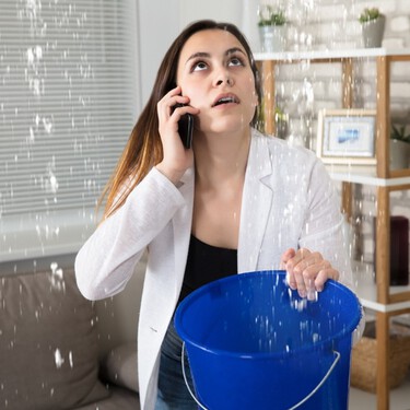 Así puedes prevenir y reparar las goteras y humedades: los consejos infalibles para acabar con ellas  