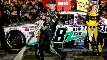 Kyle Busch hace de Texas su patio de juegos