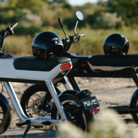 Esta moto minimalista es un scooter eléctrico para ir por la ciudad y cuesta como una KTM 390 Duke