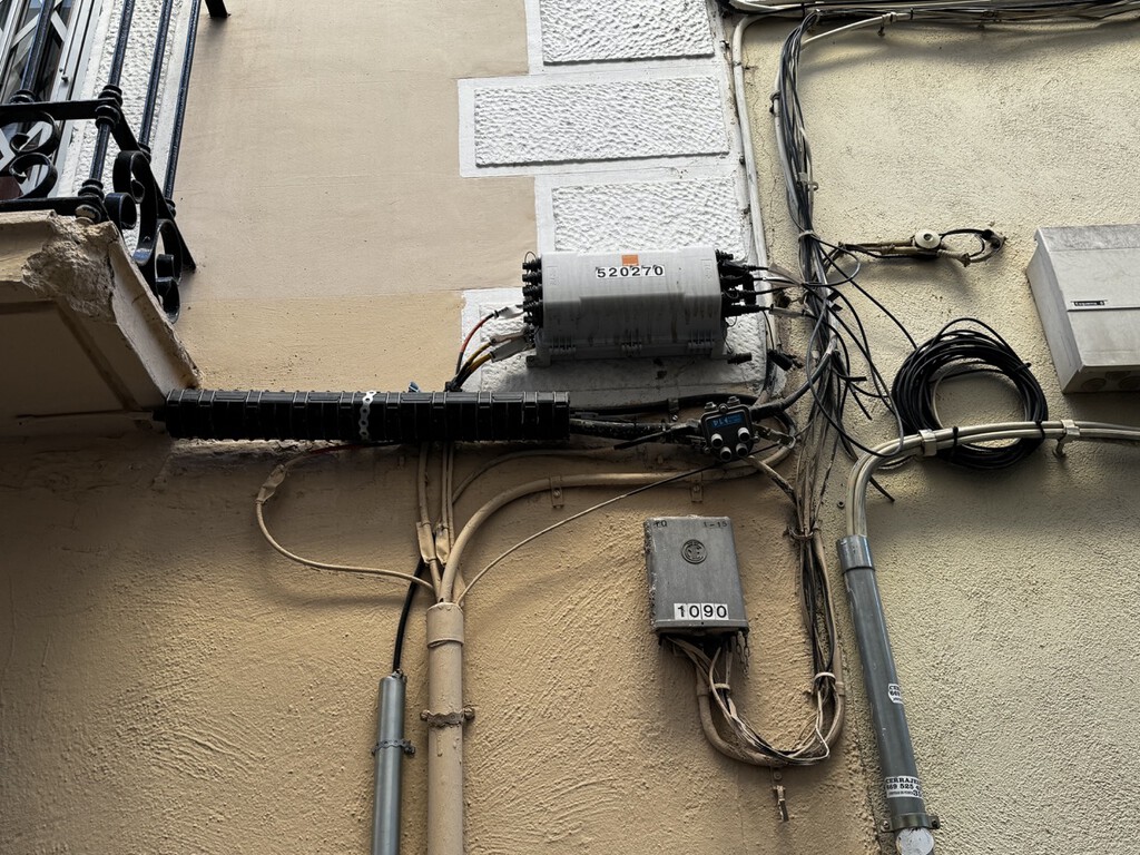 Es el precio estético de la alta velocidad: por qué tu fachada está llena de cables y cómo Barcelona quiere cambiar las reglas