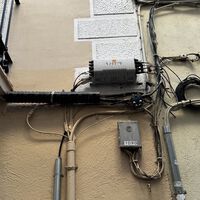 La ley permite a las operadoras llenar tu fachada de cables. Barcelona ha encontrado una 'grieta' legal para exigir limpieza