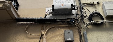 La ley permite a las operadoras llenar tu fachada de cables. Barcelona ha encontrado una 'grieta' legal para exigir limpieza