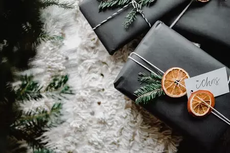Cinco adornos bonitos y personales para decorar los regalos de Navidad o Reyes de forma inolvidable