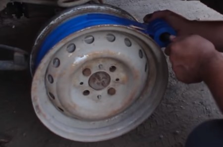 Mientras, en Rusia... ¿para qué usar neumáticos en el coche teniendo 600 rollos de cinta aislante?