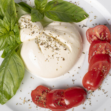¿Cansado de la mozzarella insípida? El truco para transformar tus ensaladas (y más platos) 