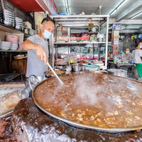 En Tailandia hay un caldo que lleva 52 años cocinándose. Solo hace falta algo: tres generaciones trabajando de sol a sol