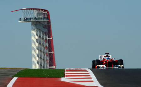 Fernando Alonso retrasa la decisión del título hasta Interlagos