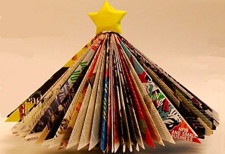 Recicla revistas y fabrica un bonito árbol navideño