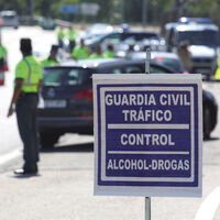 Dio positivo en cocaína en un control de drogas de la DGT, pero un juez la ha absuelto: "No se puede probar que afectara a la conducción"