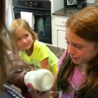 Los niños no nacen racistas: la emotiva reacción de dos niñas cuando sus padres les presentan por sorpresa a su nueva hermanita adoptada 