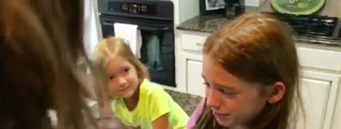 Los niños no nacen racistas: la emotiva reacción de dos niñas cuando sus padres les presentan por sorpresa a su nueva hermanita adoptada 