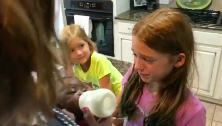 Los niños no nacen racistas: la emotiva reacción de dos niñas cuando sus padres les presentan por sorpresa a su nueva hermanita adoptada