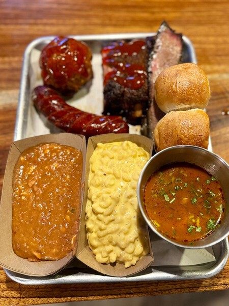 All Wood, el lugar en CDMX donde puedes pedir tu cena al estilo Texas con brisket, costillitas y puré de papa 