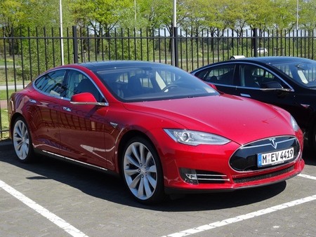 tesla-model-s-alemania-parking.jpg