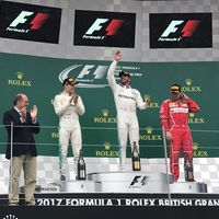 Lewis Hamilton gana ante su público en Silverstone tras el declive de Vettel. Los dos españoles se retiran